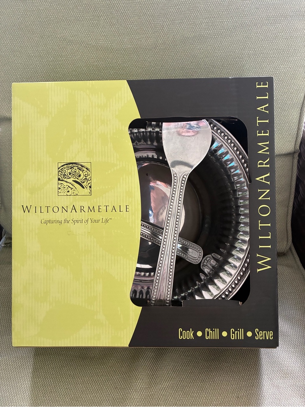 Wilton Armetale Silver-Finish Disposable Serveware Set